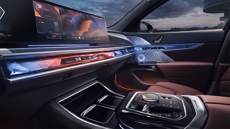 BMW 7 серии G70 ICE, 740i, пакет M Sport, вид салона, вид передней части салона, стеклянная отделка CraftedClarity и изогнутый дисплей