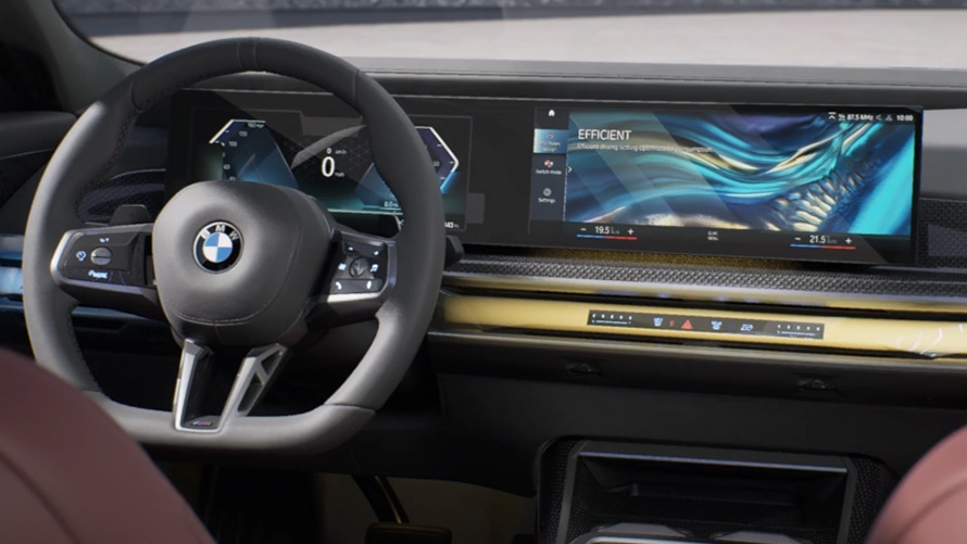 BMW 7 серии G70 ICE, 740i, пакет M Sport, вид сзади в три четверти BMW 7 серии G70 ICE, 740i, пакет M Sport, вид сзади в три четверти в движении