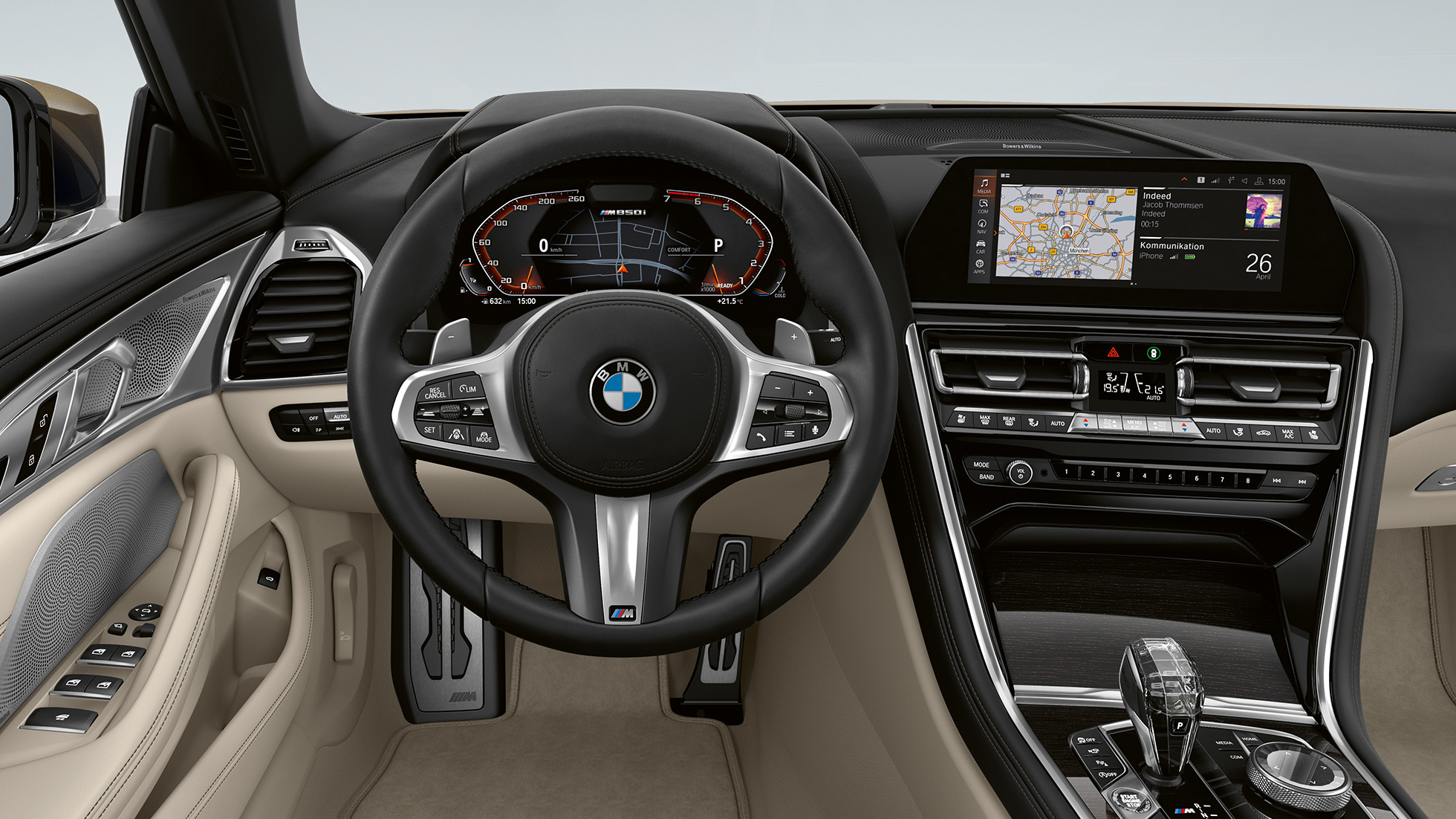 BMW M850i xDrive, металлик Серый Дравит, накладка на пороги. BMW M850i xDrive, металлик Серый Дравит, место водителя с обтянутым кожей рулевым колесом M.
