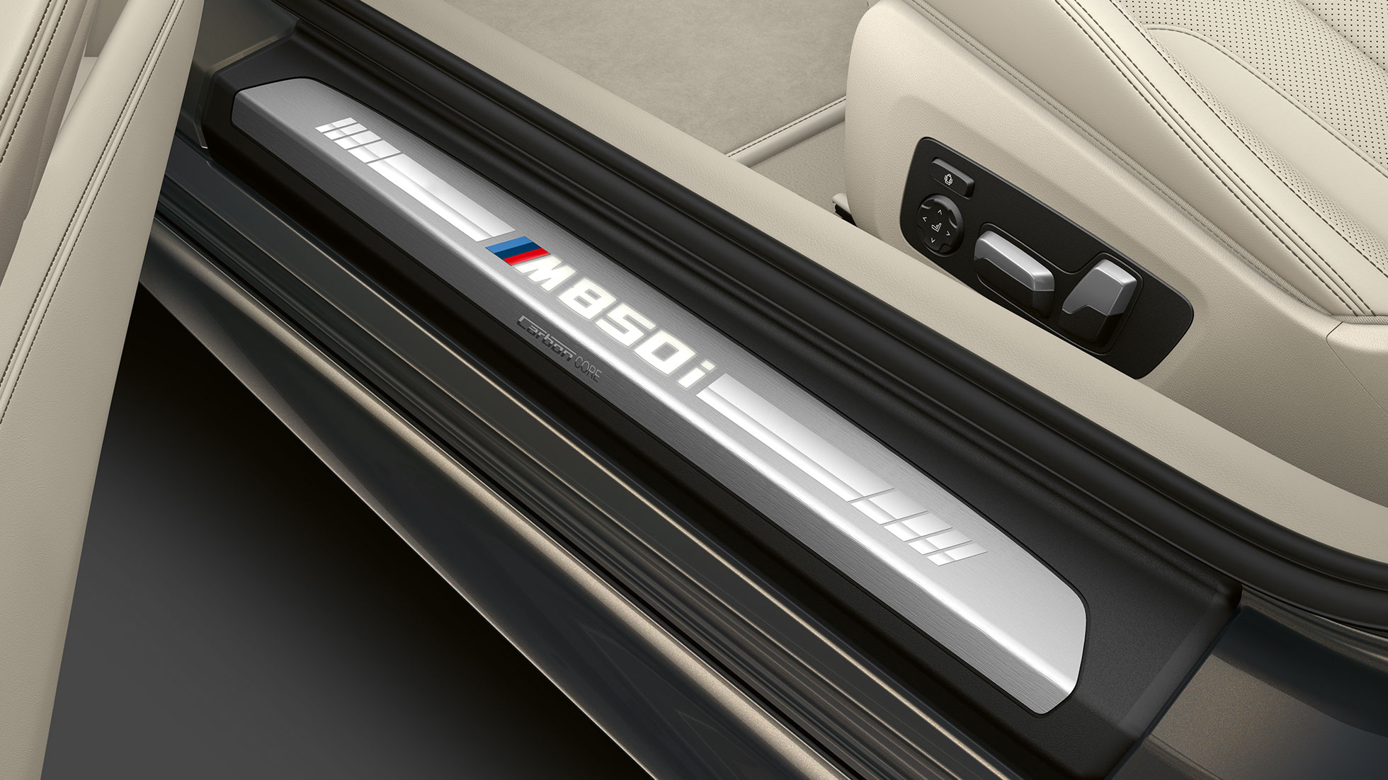 BMW M850i xDrive, металлик Серый Дравит, накладка на пороги. BMW M850i xDrive, металлик Серый Дравит, место водителя с обтянутым кожей рулевым колесом M.