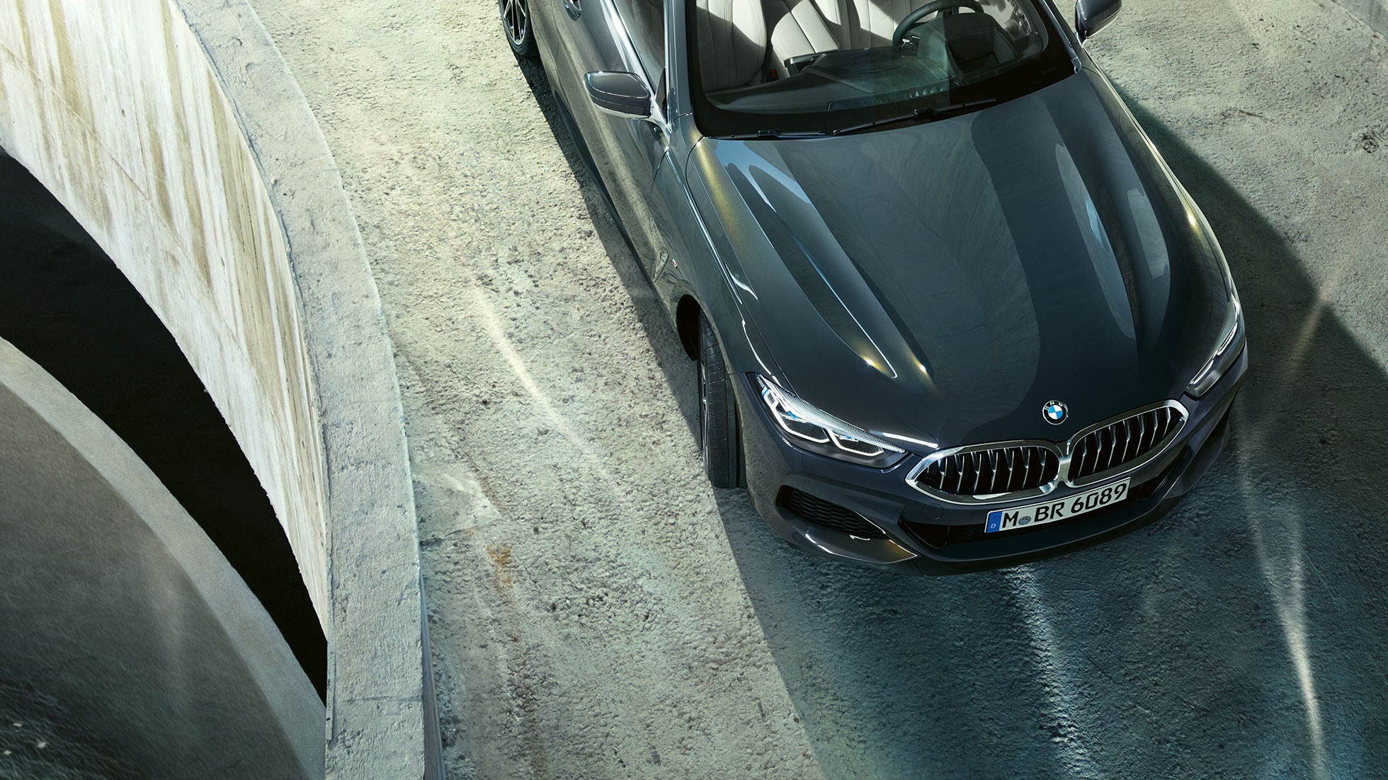BMW M850i xDrive, металлик Серый Дравит, в движении, вид спереди с высоты птичьего полета, активное рулевое управление. BMW M850i xDrive, металлик Серый Дравит, в движении, вид спереди с высоты птичьего полета, активное рулевое управление.