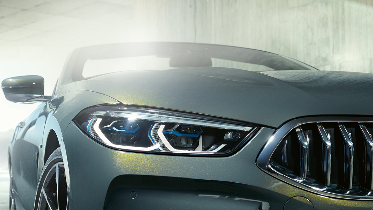 BMW M850i xDrive, металлик Серый Дравит, с лазерными фарами BMW, вид слева. BMW M850i xDrive, металлик Серый Дравит, с лазерными фарами BMW, вид слева.