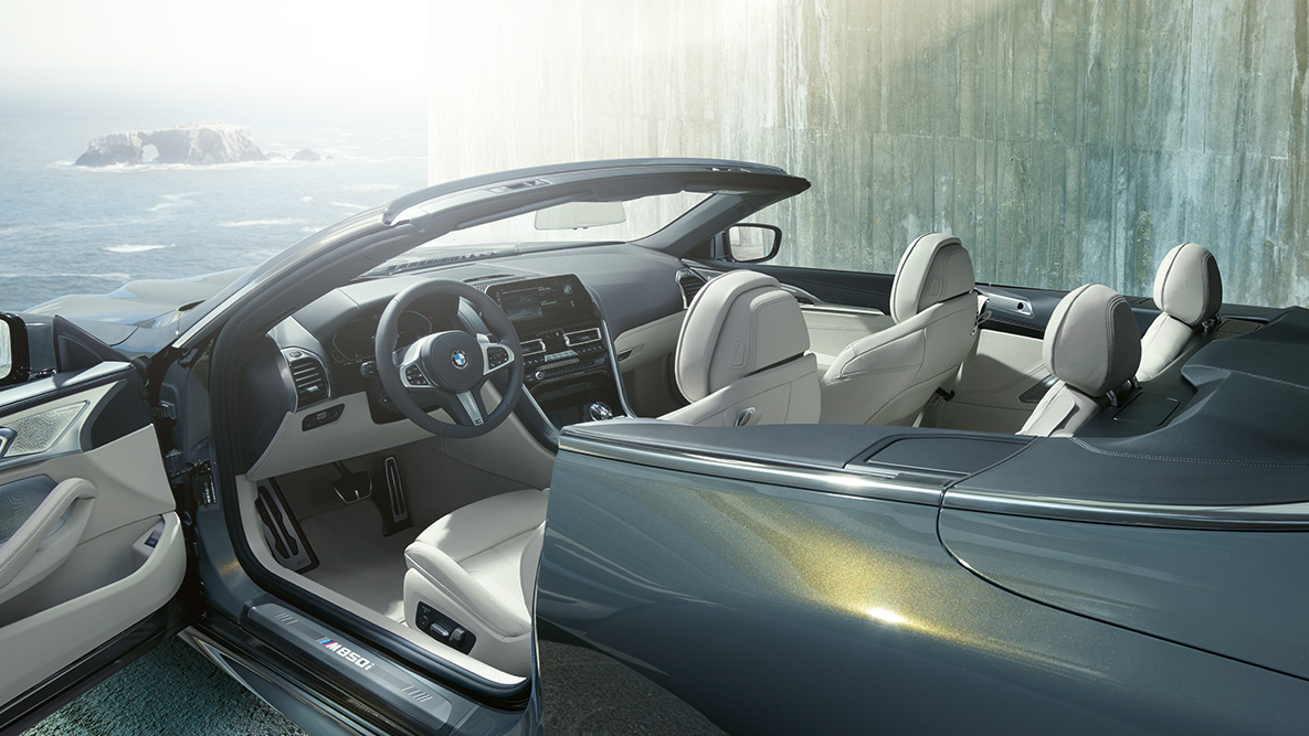 BMW M850i xDrive, металлик Серый Дравит, интерьер, мягкий верх опущен, дверь открыта. BMW M850i xDrive, металлик Серый Дравит, интерьер, мягкий верх опущен, дверь открыта.