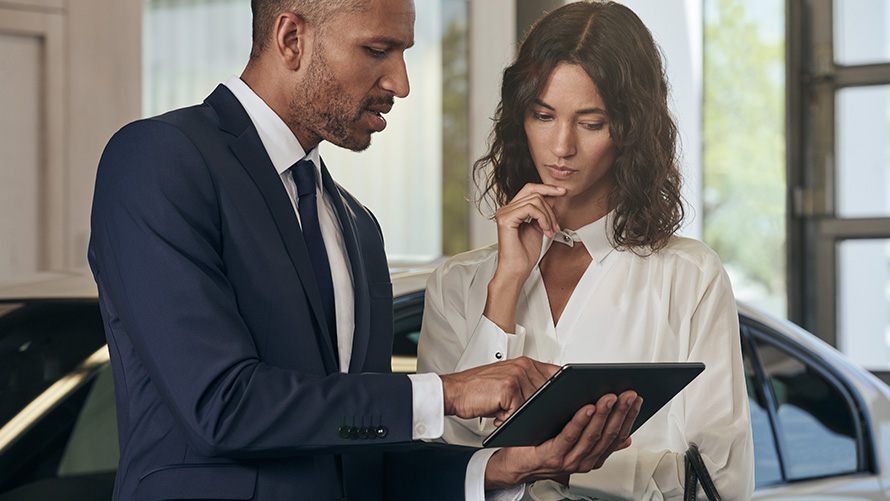 Сервис BMW, сотрудник помогает клиенту Сервис BMW, сотрудник помогает клиенту