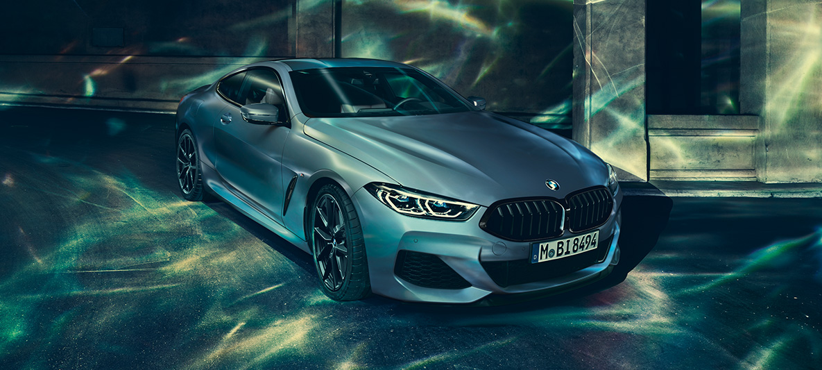 BMW M850i Coupe First Edition, вид на три четверти спереди BMW M850i Coupe First Edition в черте города, вид на три четверти спереди