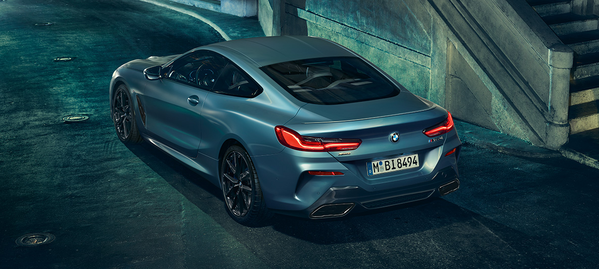 BMW M850i Coupe First Edition, вид на три четверти сзади BMW M850i Coupe First Edition в черте города, вид на три четверти сзади