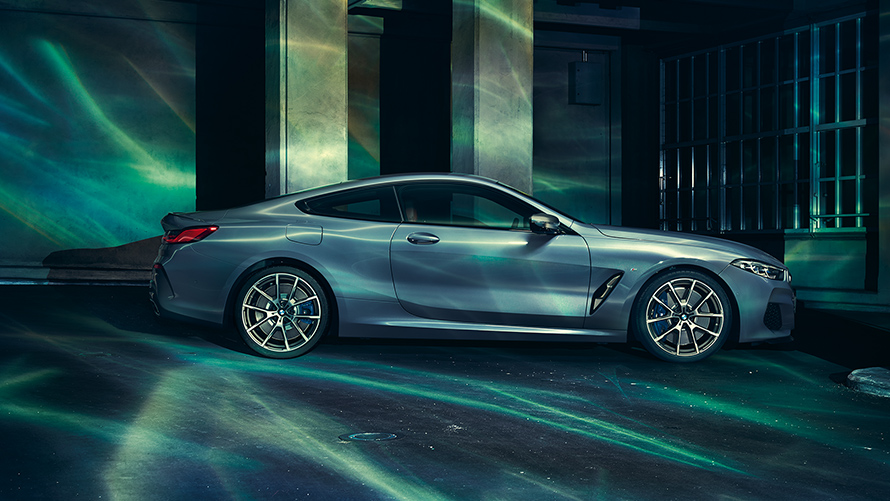 BMW 8 серии Coupe в городе, вид справа.