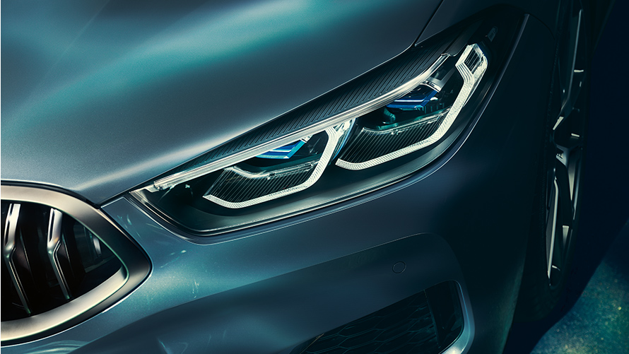 Лазерные фары BMW 8 серии Coupe крупным планом.