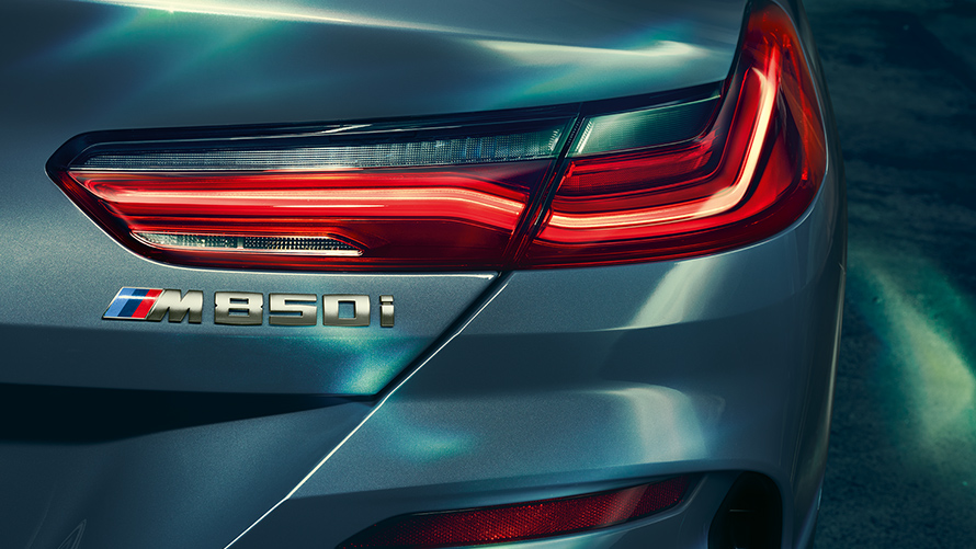 Задние фонари и эмблема M 850i крупным планом.