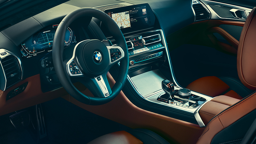 Интерьер BMW 8 серии Coupe, с фокусом на рулевое колесо.