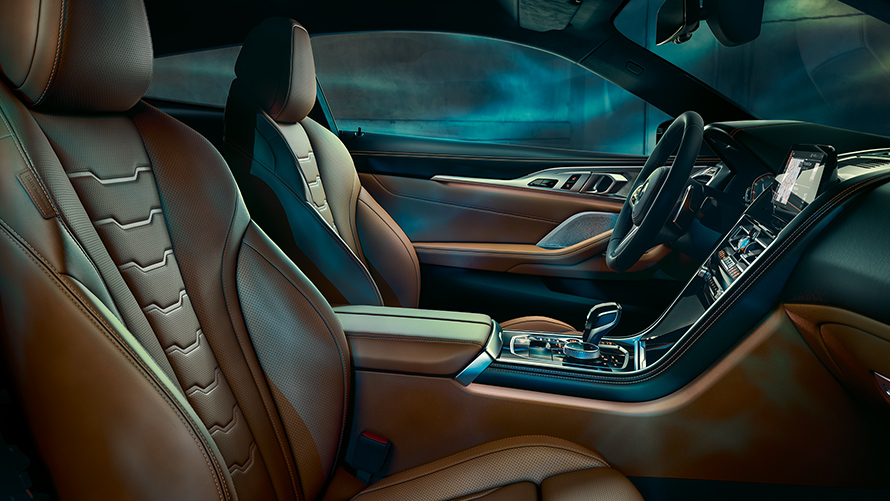 Интерьер BMW 8 серии Coupe, с фокусом на кокпит.