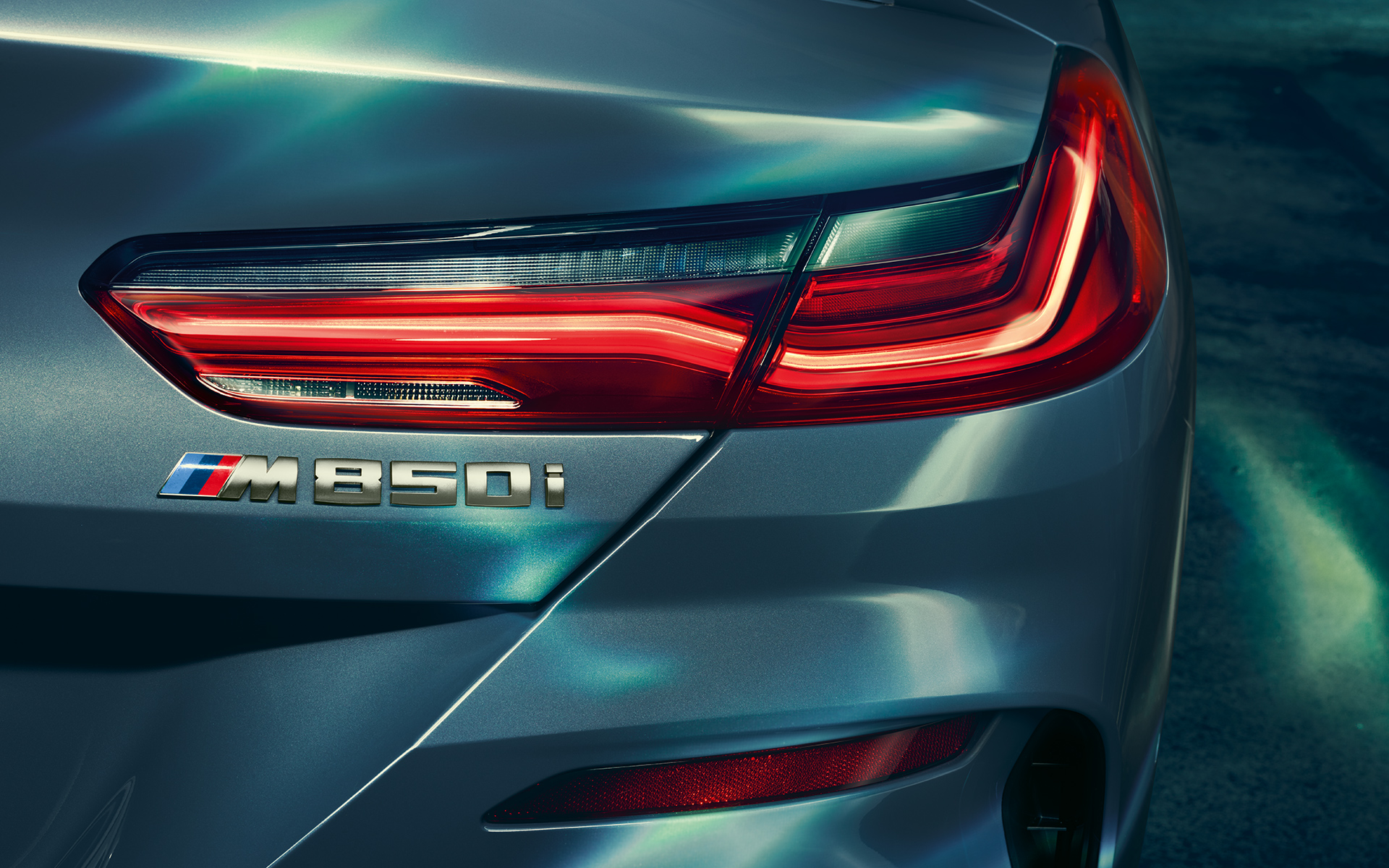 Задние фонари и эмблема M 850i Задние фонари и эмблема M 850i крупным планом.