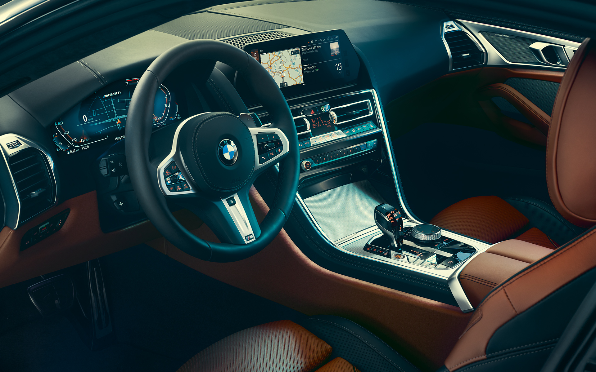 BMW 8 серии Coupe, рулевое колесо Интерьер BMW 8 серии Coupe, с фокусом на рулевое колесо.