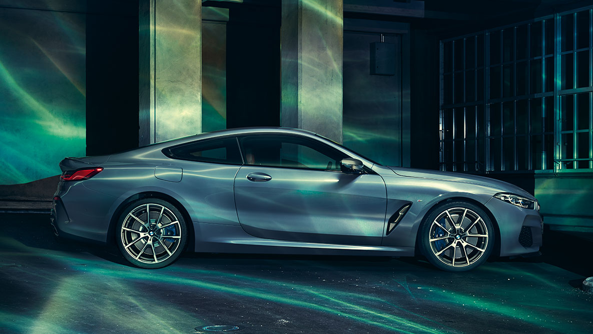 BMW 8 серии, вид сбоку BMW 8 серии Coupe в городе, вид сбоку.