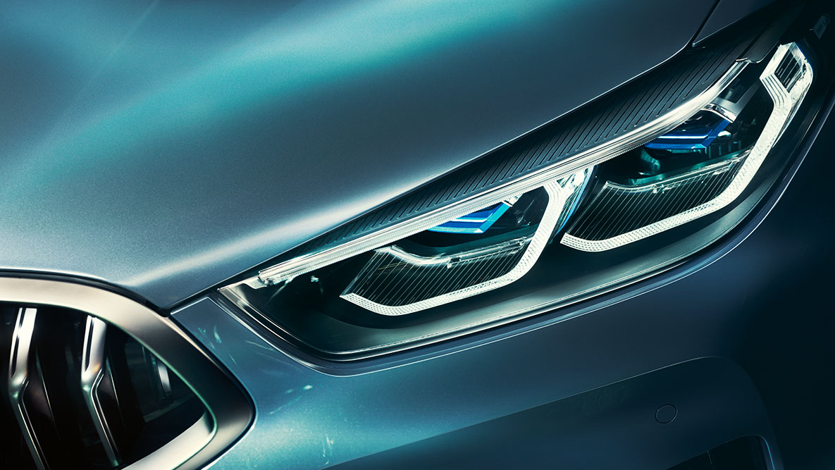 BMW 8 серии, лазерные фары Лазерные фары BMW 8 серии Coupe крупным планом, вид спереди.