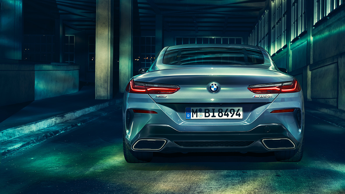BMW 8 серии Coupe, вид сзади BMW 8 серии Coupe в ночном городе. вид сзади.