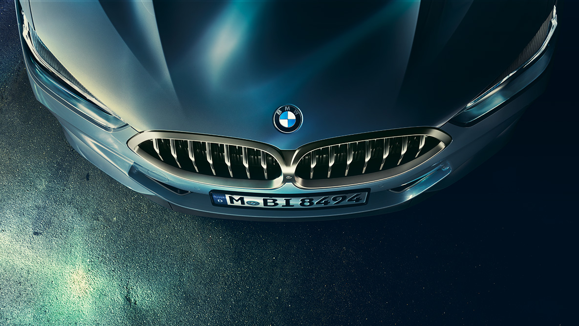 BMW 8 серии Coupe, капот Крышка капота BMW 8 серии Coupe крупным планом, вид с высоты птичьего полета.