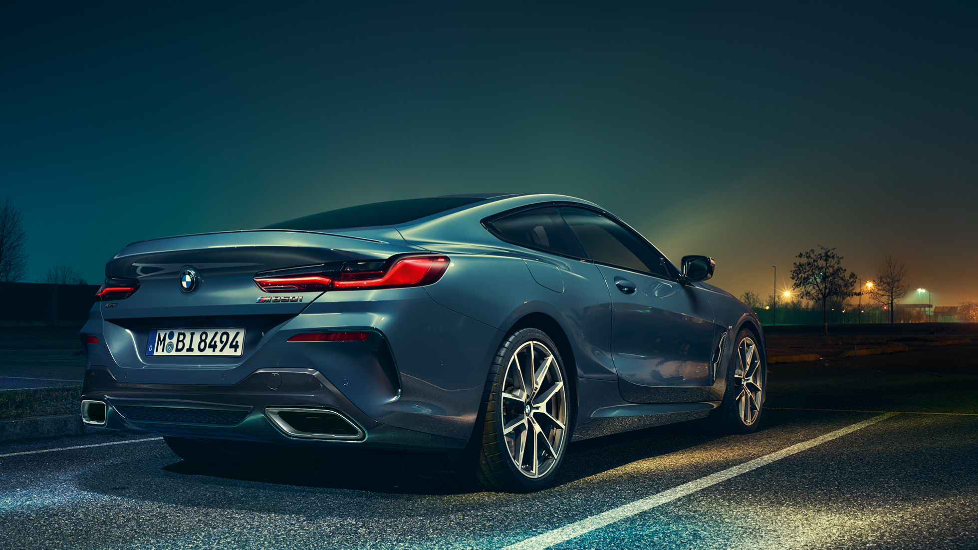 BMW 8 серии Coupe, вид на три четверти BMW 8 Series Coupe, вид на три четверти, ночь