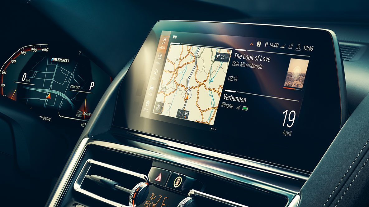 BMW 8 серии Coupe, BMW Live Cockpit Professional Интерьер BMW 8 серии Coupe с дисплеем системы управления и BMW Live Cockpit Professional.