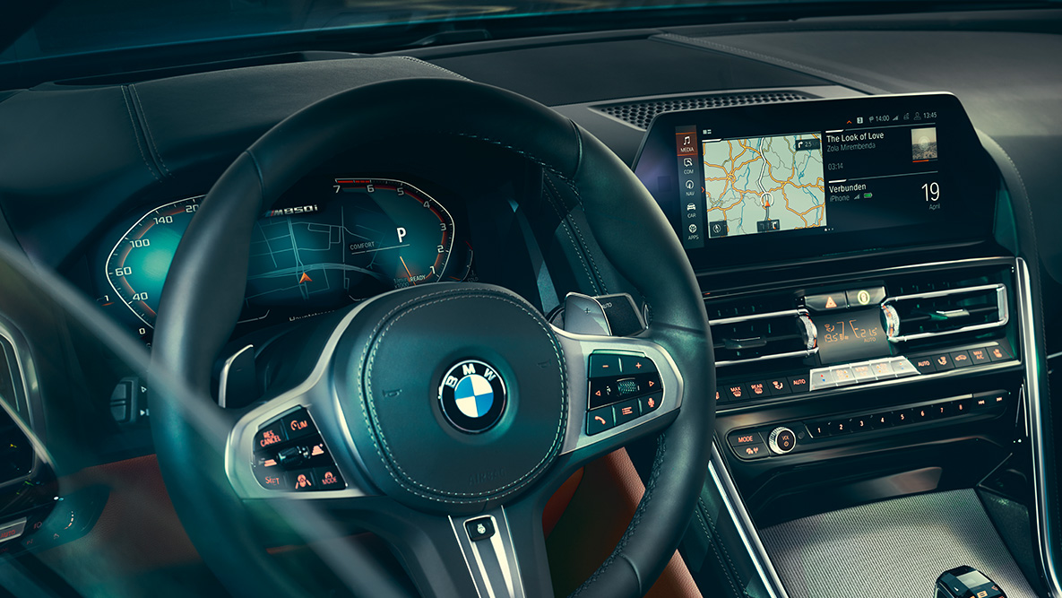BMW 8 серии Coupe, кокпит Интерьер BMW 8 серии Coupe крупным планом с фокусом на рулевое колесо.