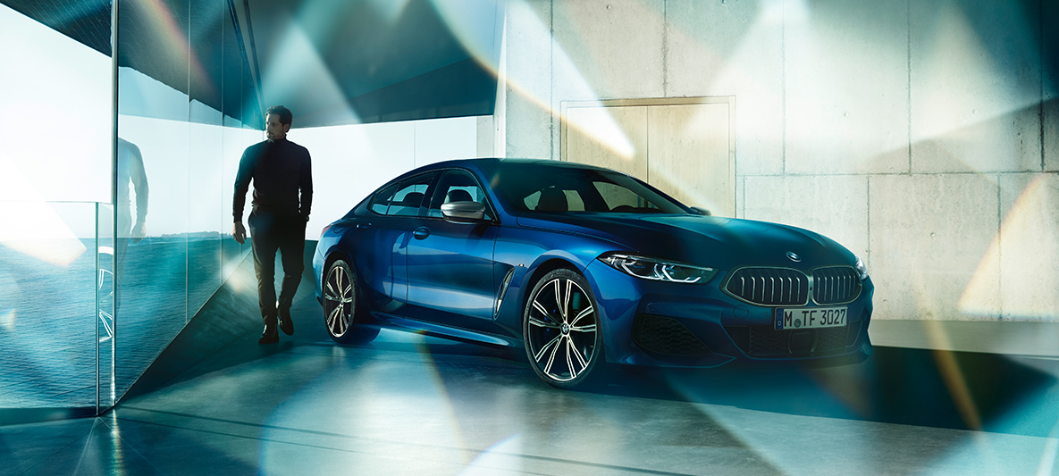 Пакет BMW Individual: вид спереди с поворотом в три четверти BMW 8 серии Gran Coupe с пакетом BMW Individual: вид спереди с поворотом в три четверти