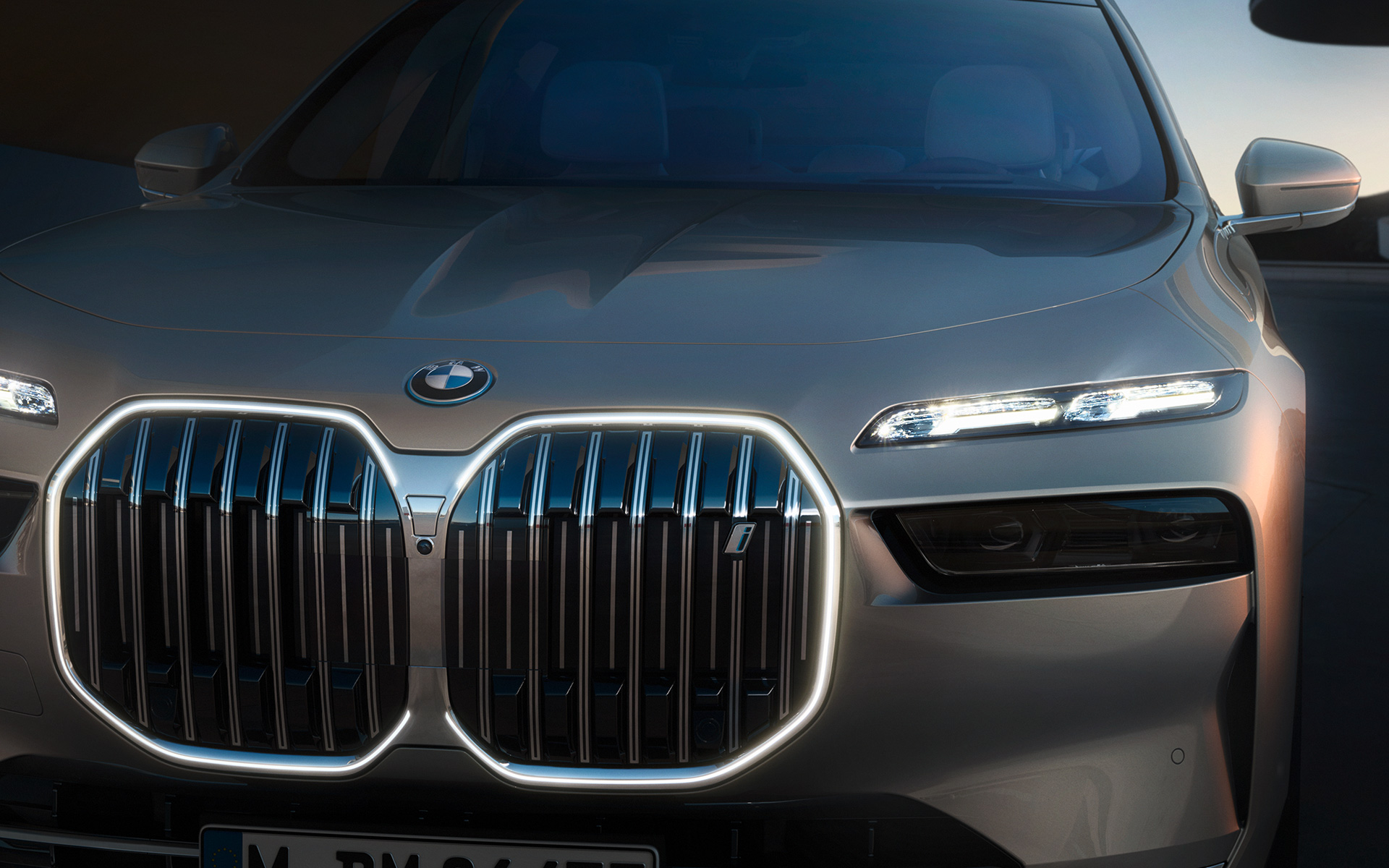 BMW i7 G70, внешний вид, решетка радиатора BMW Iconic Glow, свет включен