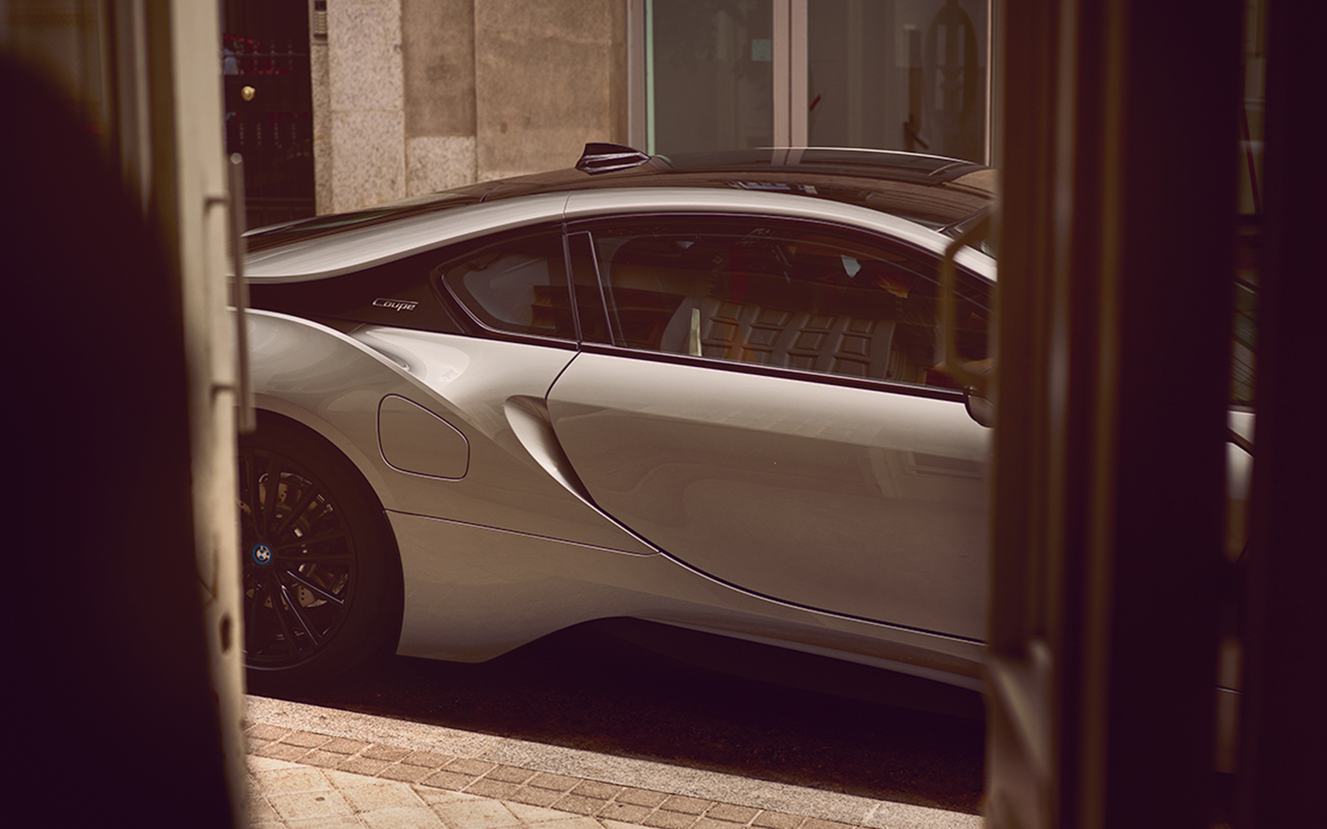 BMW i8 Coupé, дверь. BMW i8 Купе, Coupe, дверь, вид сбоку, зарядка, БМВ гибрид.