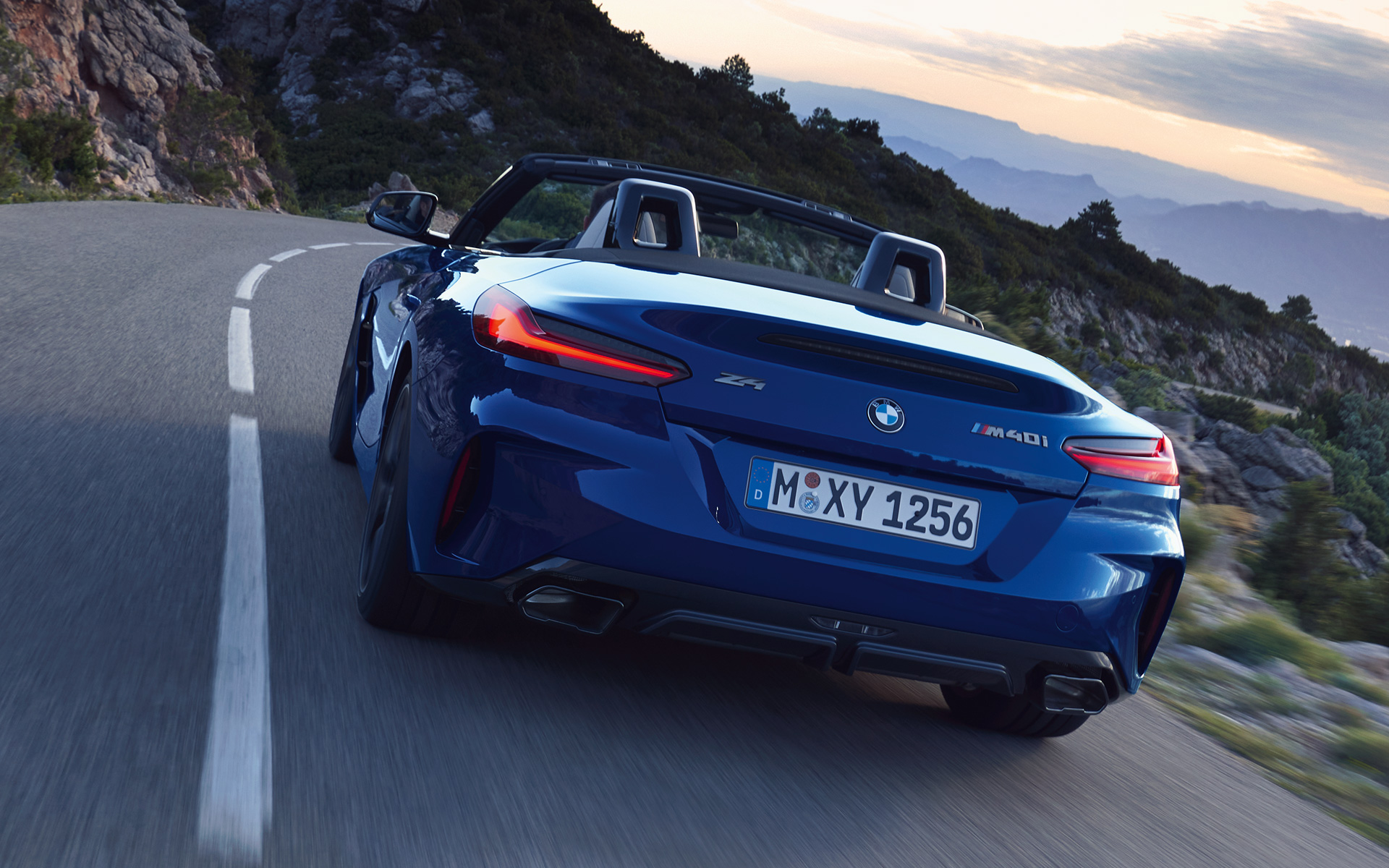 BMW Z4 M40i G29, "Синий Портимау", спортивный вид спереди в три четверти BMW Z4 M40i G29 2022, "Синий Портимау", спортивный вид спереди в три четверти