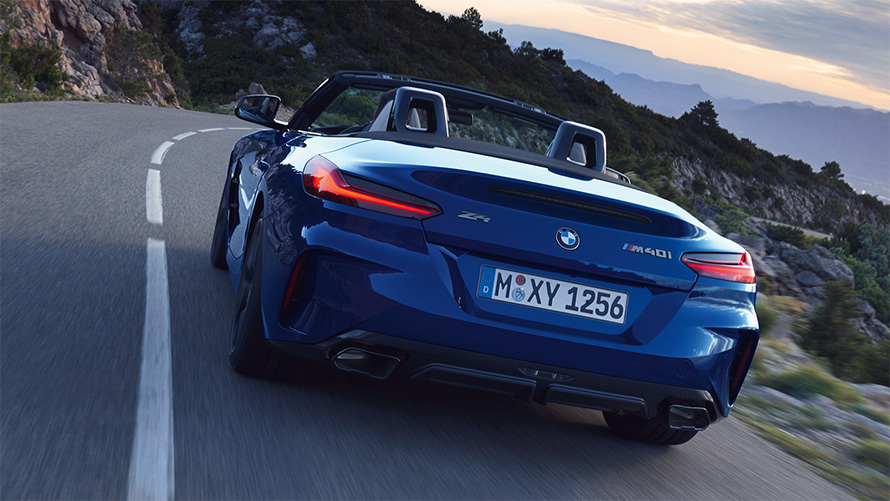 BMW Z4 M40i G29 2022, "Синий Портимау", спортивный вид спереди в три четверти