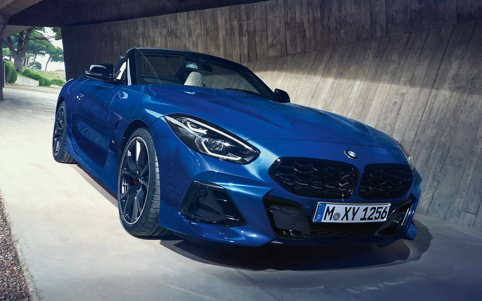 BMW Z4 M40i G29, "Синий Портимау", вид сверху с открытым мягким верхом BMW Z4 M40i G29 2022, "Синий Портимау", вид сверху с открытым мягким верхом