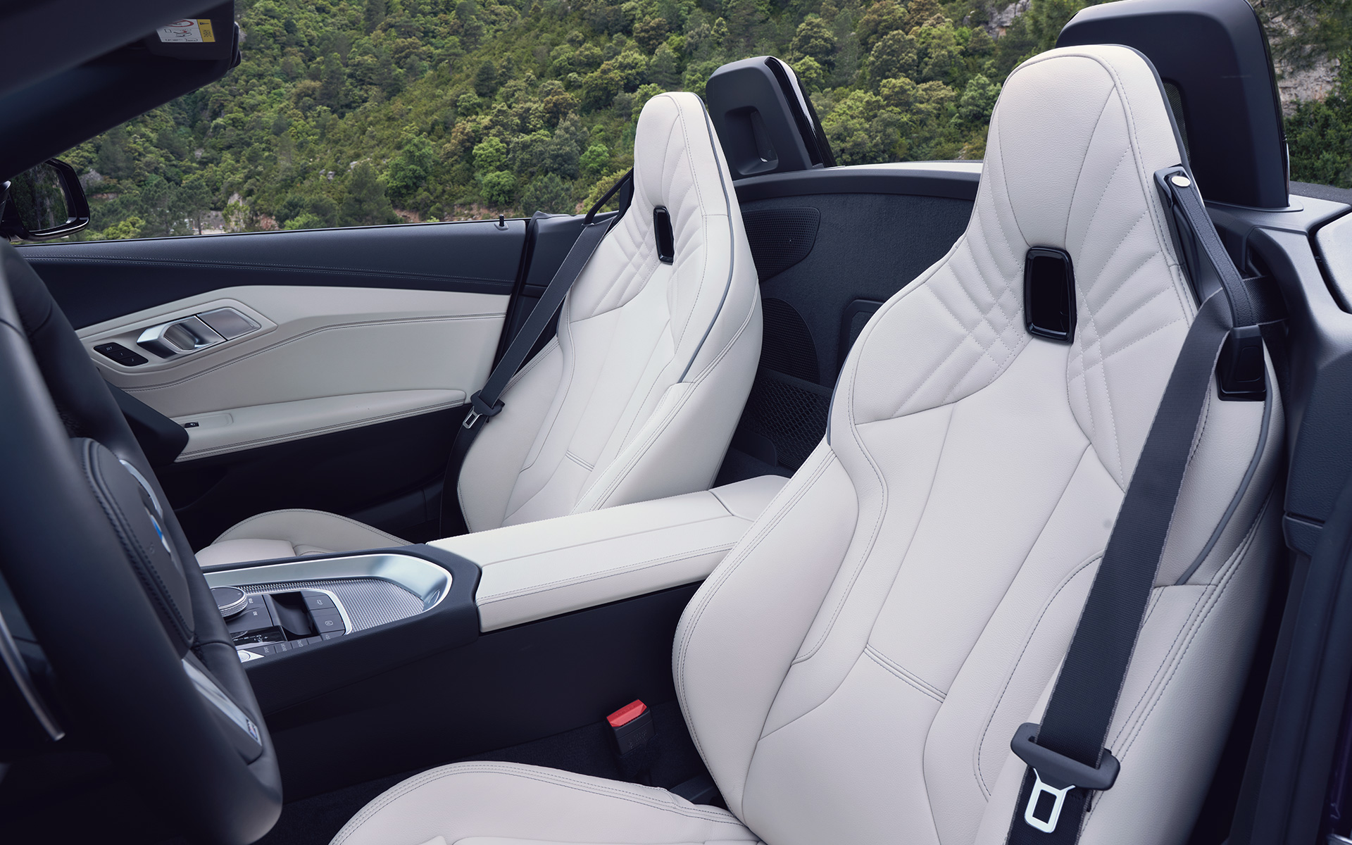 BMW Z4 M40i G29, "Синий Портимау", характерные воздуховоды Air Breather и легкосплавные диски BMW Z4 M40i G29 2022, "Синий Портимау", характерные воздуховоды Air Breather и легкосплавные диски