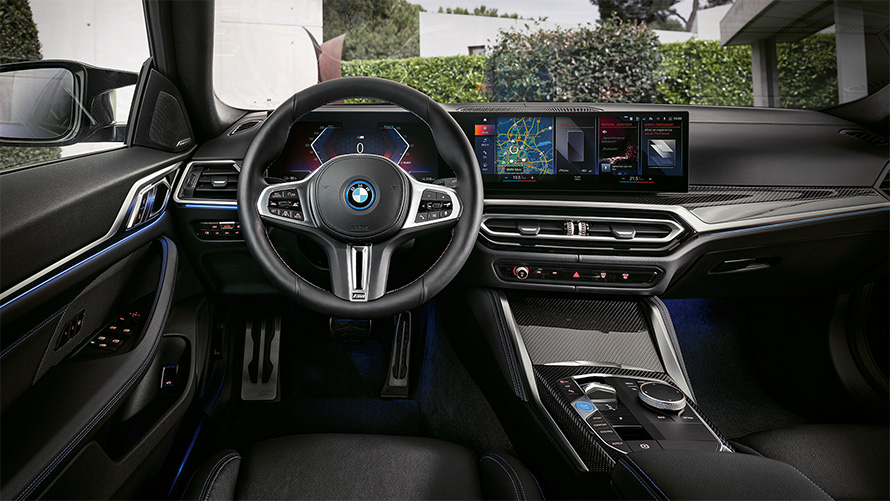 Салон BMW i4 M50 G26 2021, кокпит, приборная панель и центральная консоль