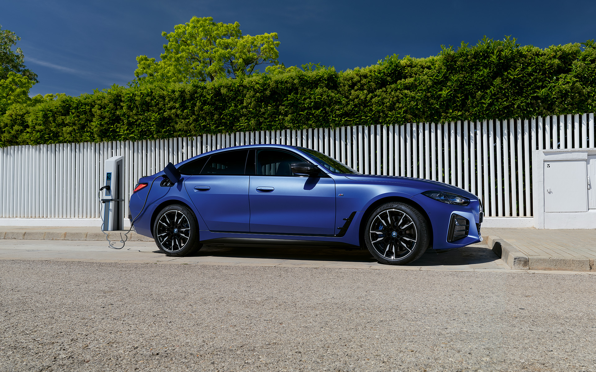 BMW i4 M50 G26 2021 &quot;Морозный Синий Портимау металлик&quot; BMW Individual, вид сбоку у зарядной станции