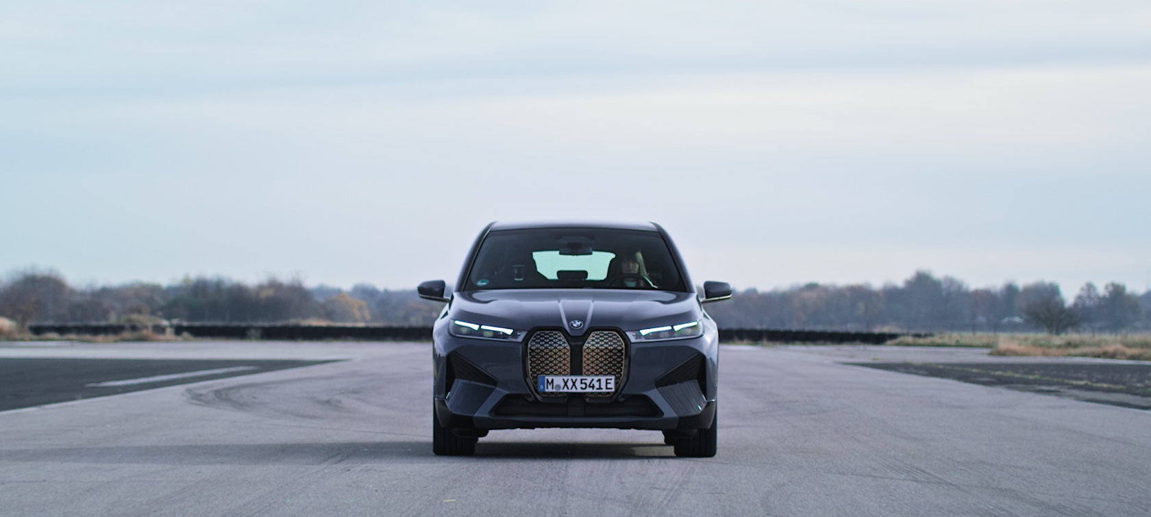 Функция Launch Control, BMW M IconicSounds Electric, BMW iX M60 i20 2022, BMW Individual Серый Шторм Бэй металлик, видео BMW iX M60 i20 2022, BMW Individual Серый Шторм Бэй металлик, ускорение в режиме движения SPORT+, старт с функцией Launch Control, BMW M IconicSounds Electric, видео