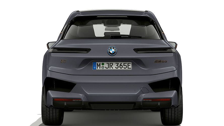 BMW iX M60 i20 2022, электрический SUV, BMW Individual Серый Шторм Бэй металлик, вид сзади, фонари Shadow Line