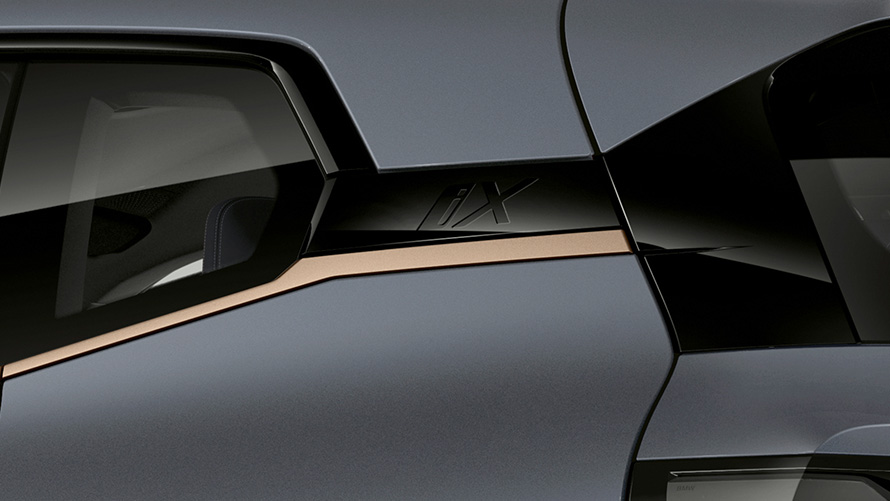 BMW iX M60 i20 2022, электрический SUV, BMW Individual Серый Шторм Бэй металлик, обозначение iX, изгиб Хофмайстера, BMW Individual дизайн экстерьера Titanium Bronze, крупный план