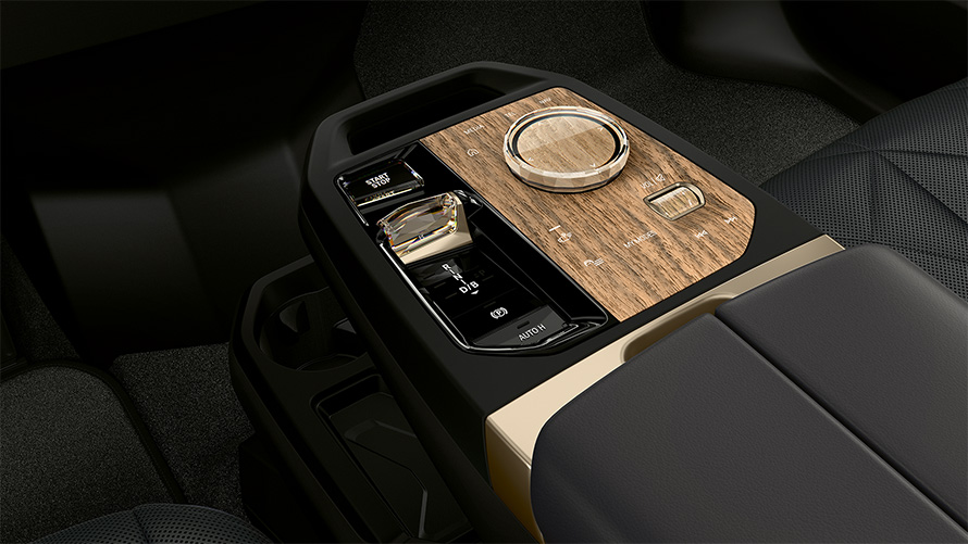 Электрический SUV BMW iX M60 i20 2022, электромобиль, центральная консоль с кнопкой Start/Stop и контроллером BMW, салон