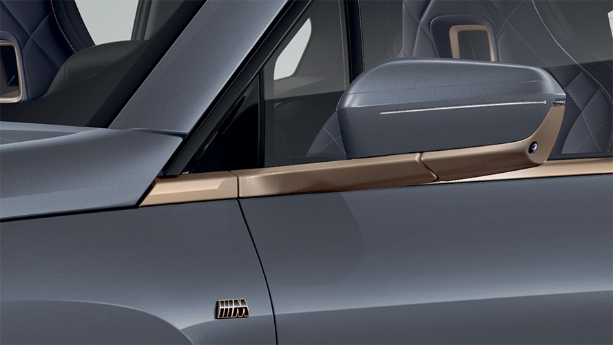 BMW iX M60 i20 2022, электрический SUV, BMW Individual Серый Шторм Бэй металлик, BMW Individual дизайн экстерьера Titanium Bronze, наружное зеркало заднего вида