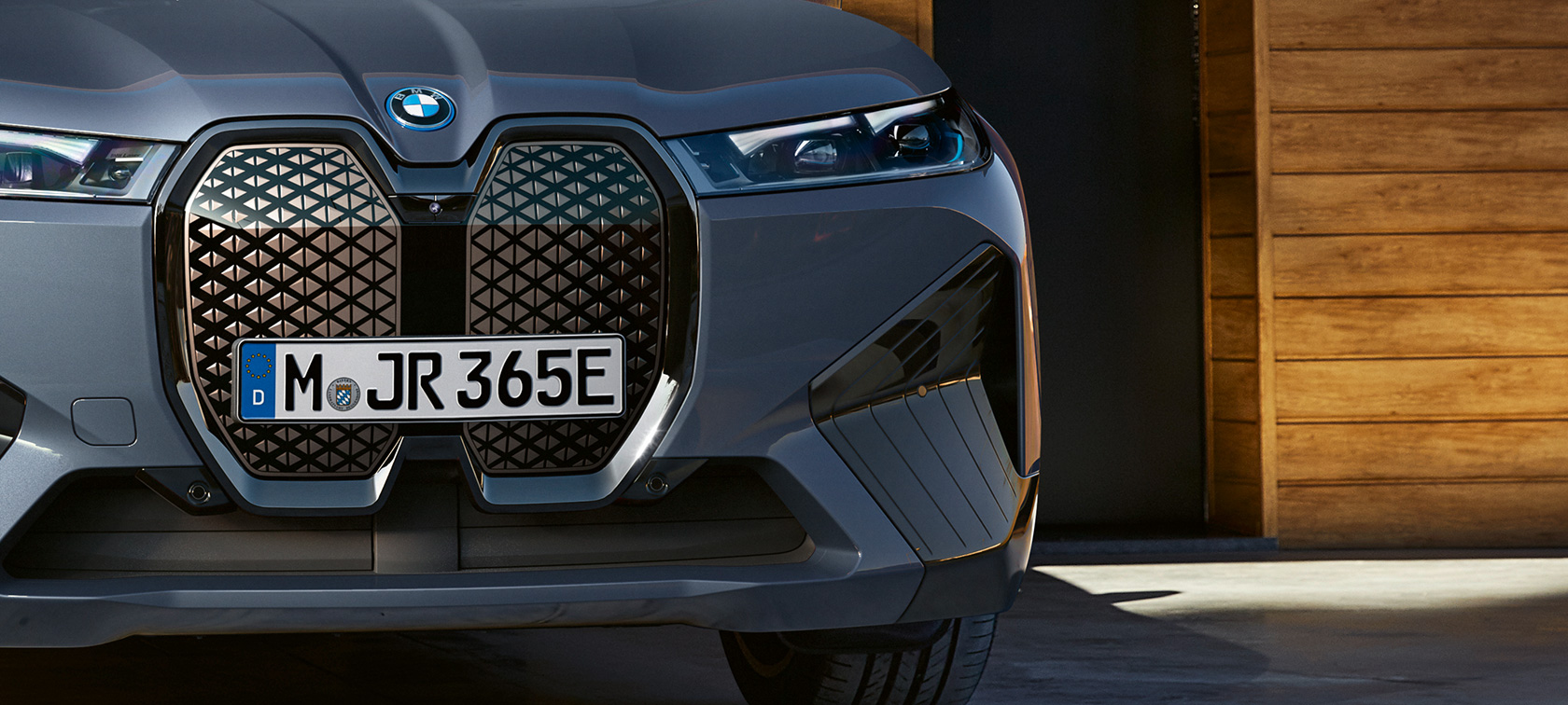 BMW iX M60 i20 2022, электрический SUV, BMW Individual Серый Шторм Бэй металлик, вертикальная решетка радиатора BMW крупным планом