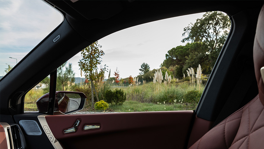 BMW iX M60 i20 2022, электрический SUV, BMW Individual Серый Шторм Бэй металлик, устойчивое развитие, видео BMW iX M60 i20 2022, электрический SUV, BMW Individual Серый Шторм Бэй металлик, устойчивое развитие, видео