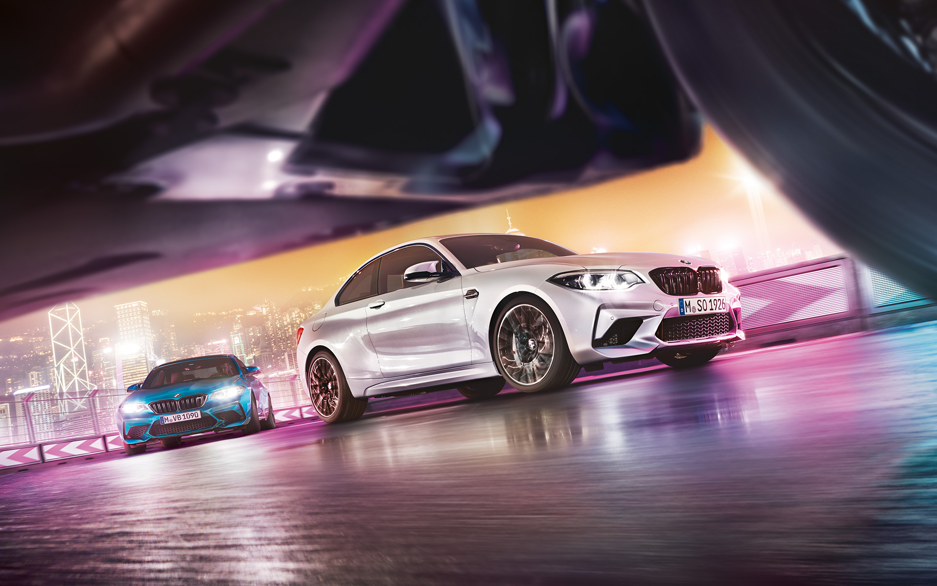 Новый BMW M2 Competition, на трассе на фоне города в движении. Новый BMW M2 Competition, на трассе на фоне города в движении, БМВ.