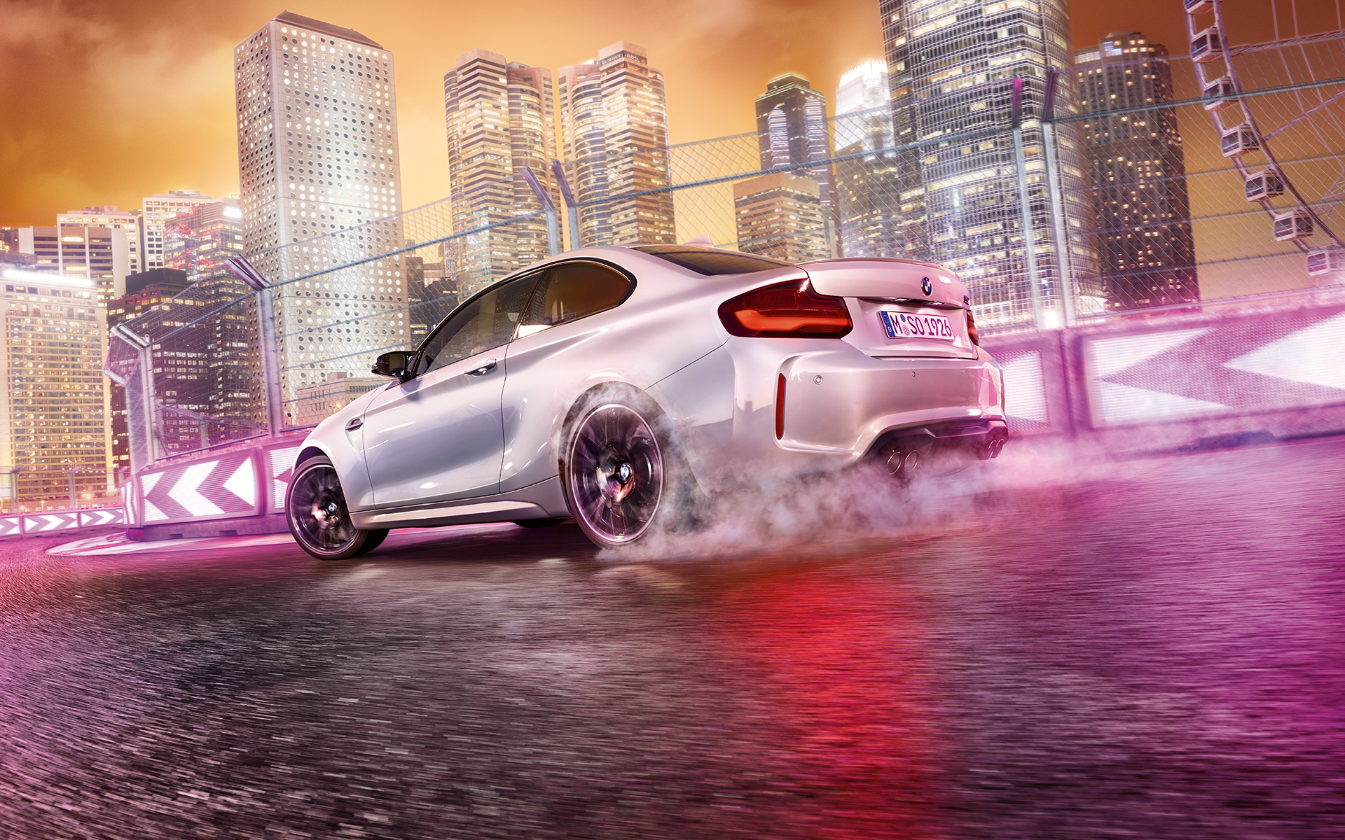 Новый BMW M2 Competition, дрифт на трассе на фоне города. Новый BMW M2 Competition, дрифт на трассе на фоне города, БМВ.