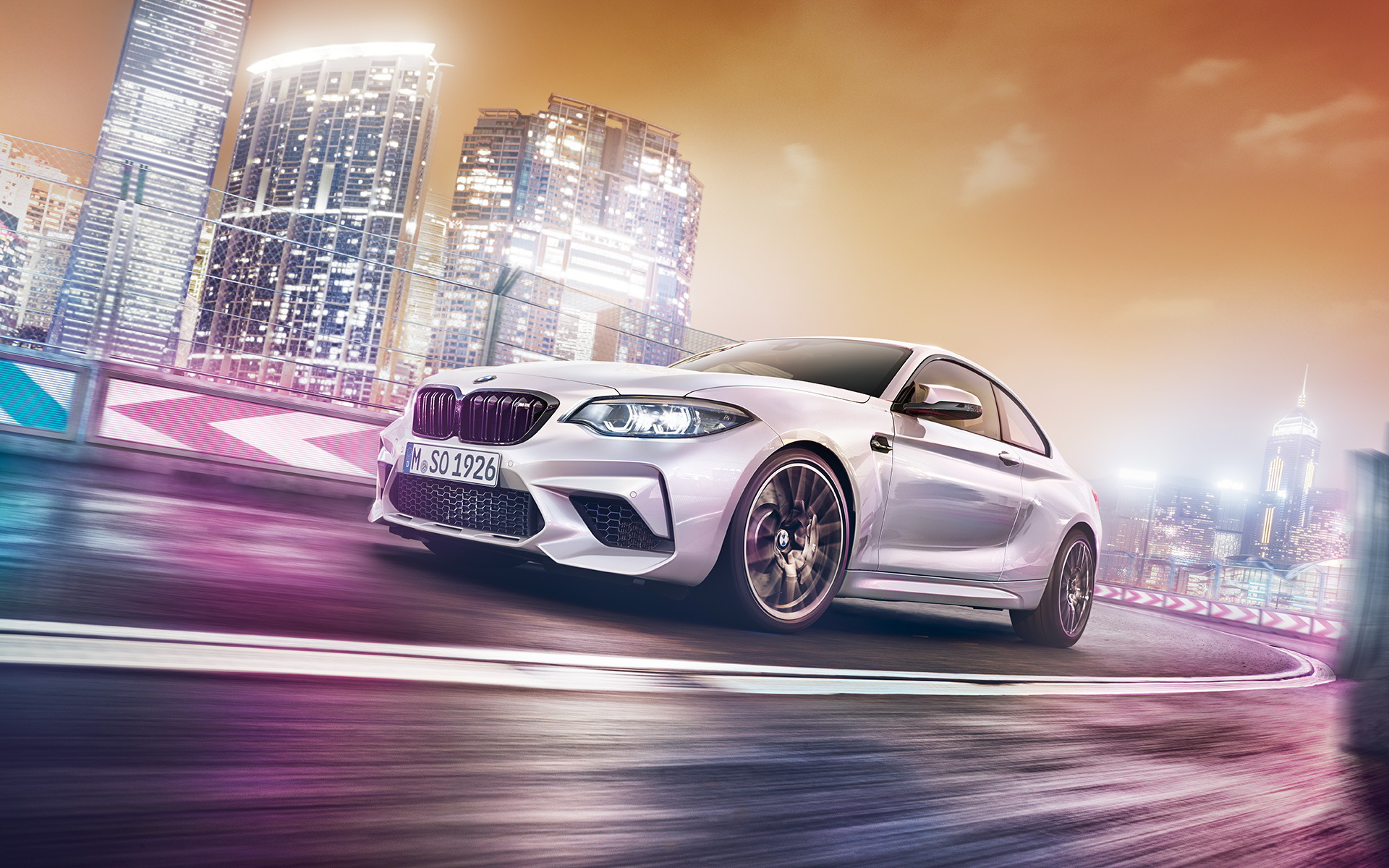Новый BMW M2 Competition, в движении на трассе. Новый BMW M2 Competition, в движении на трассе, на фоне города, БМВ.