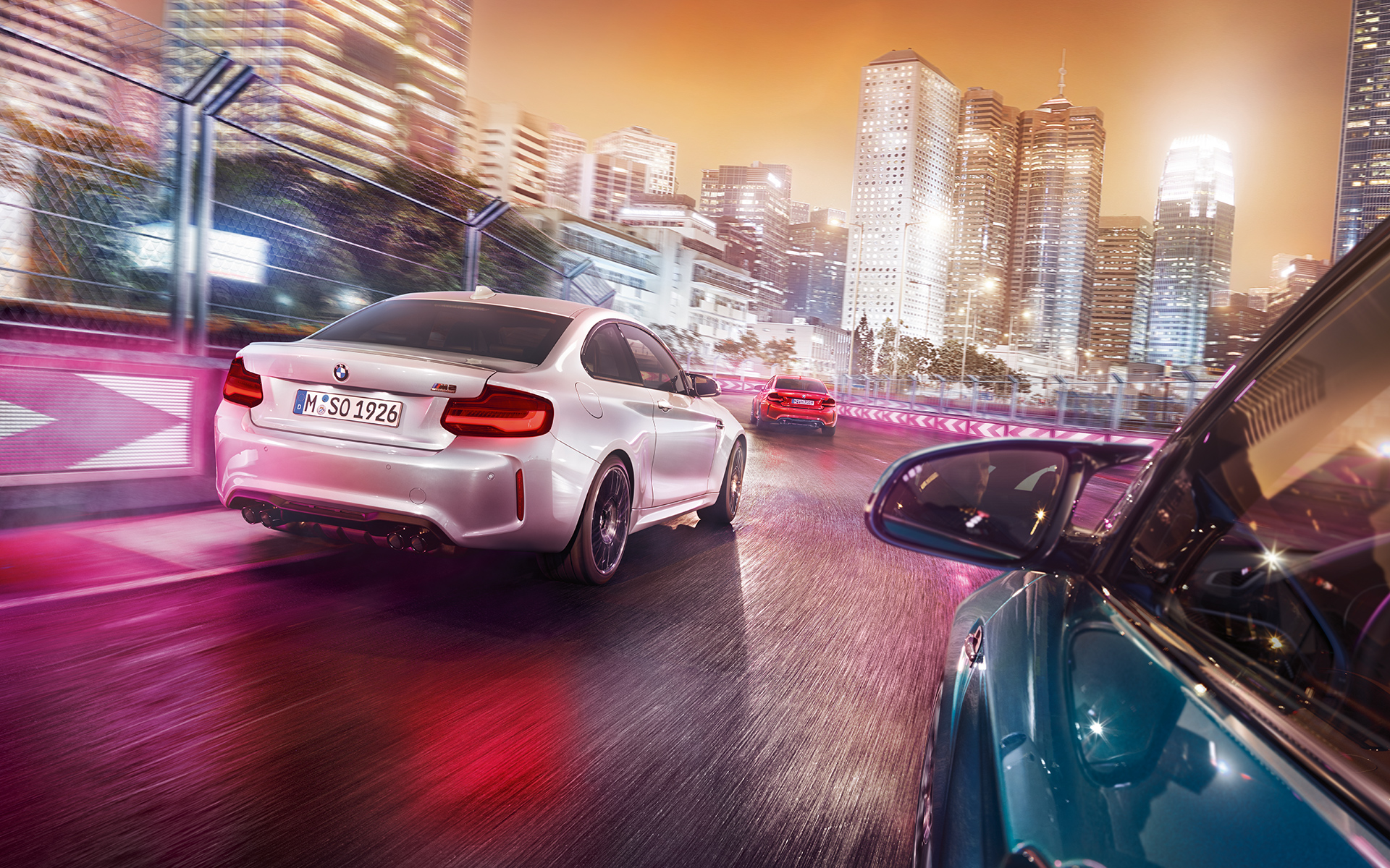 Новый BMW M2 Competition, во время гонки, на фоне города. Новый BMW M2 Competition, во время гонки, на фоне города, БМВ.