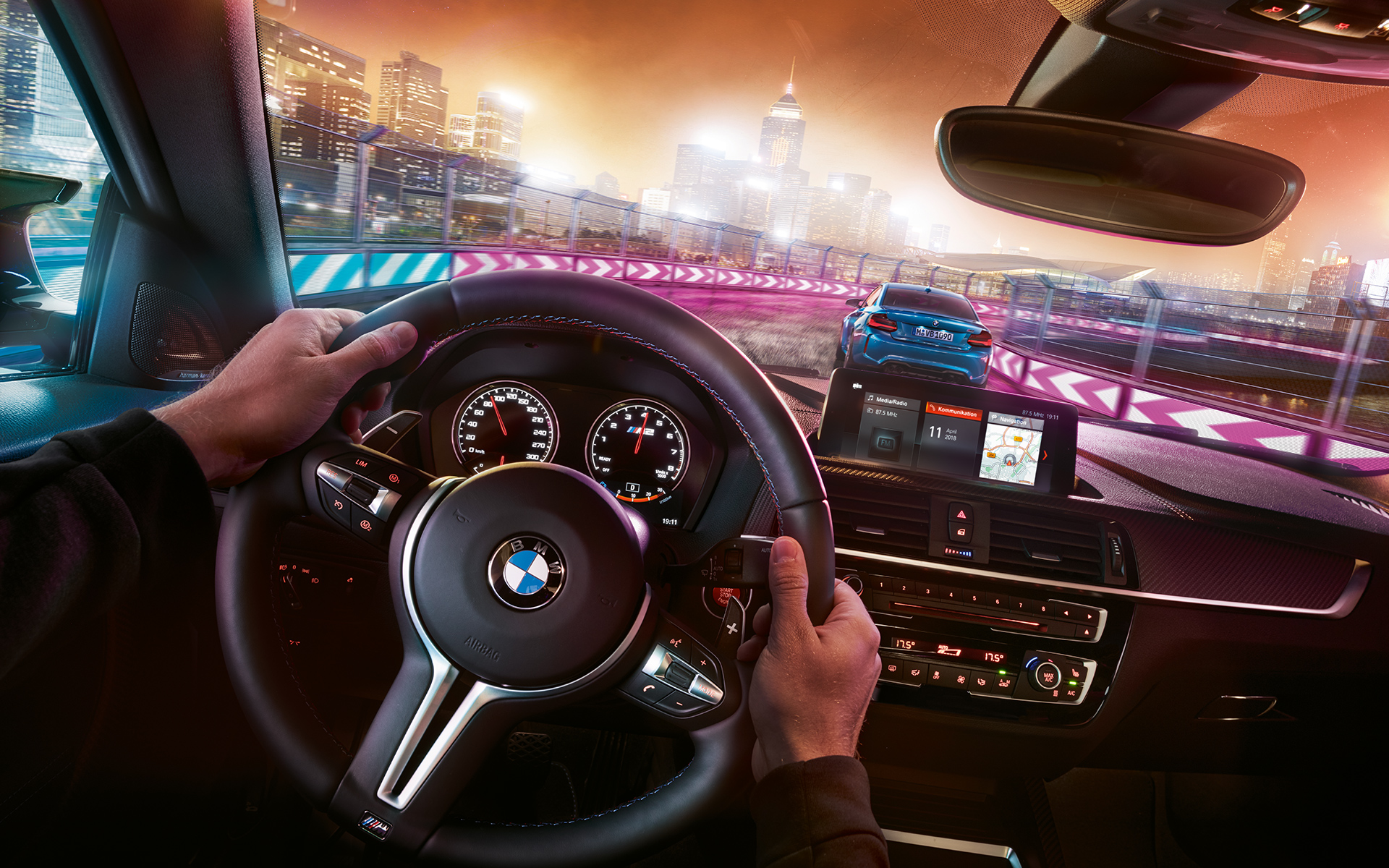 Новый BMW M2 Competition, вид на трассу с водительского сиденья. Новый BMW M2 Competition, вид на трассу с водительского сиденья, приборная панель, БМВ.