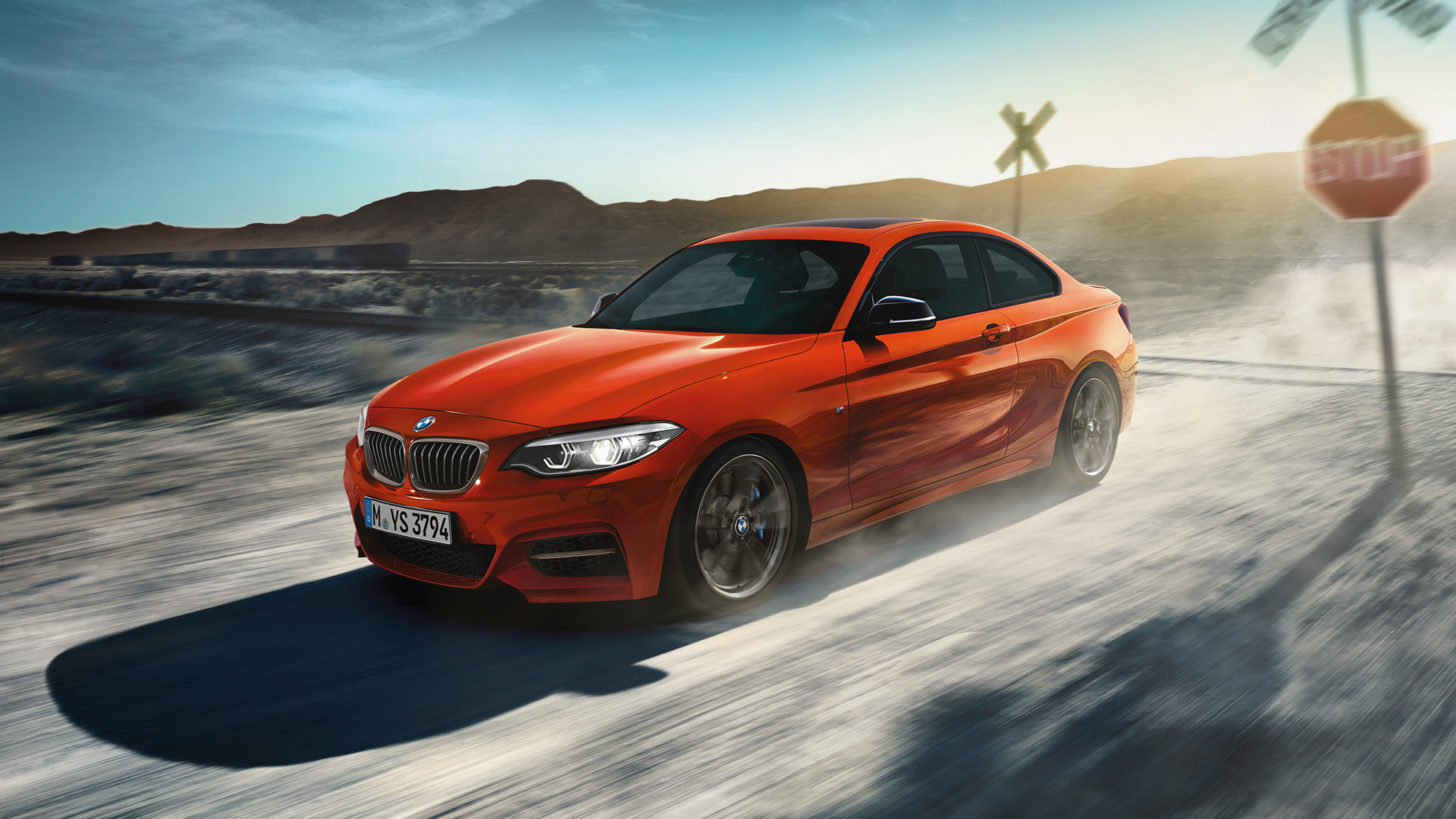 Дизайн BMW M240i Coupe Дизайн BMW M240i Coupe F22 2017 МГ цвета Оранжевый Закат (металлик), вид спереди с поворотом в три четверти