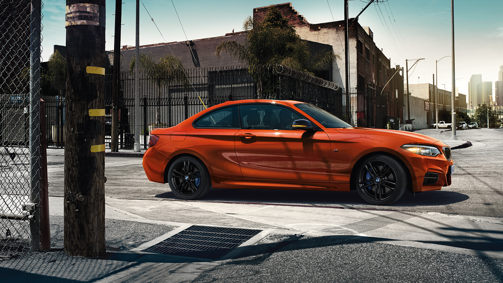 Дизайн BMW M240i Coupe Дизайн BMW M240i Coupe F22 2017 МГ цвета Оранжевый Закат (металлик), вид сбоку