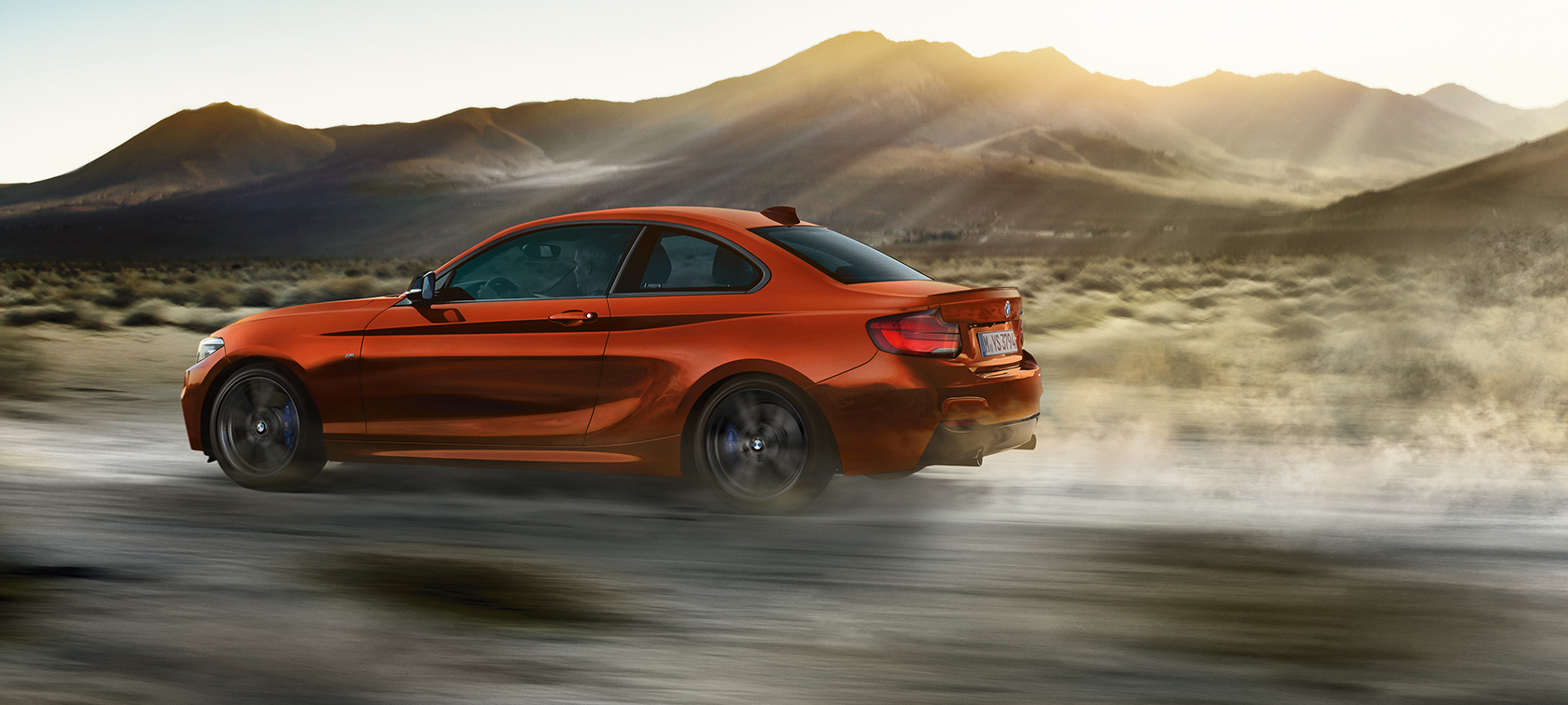 Динамика BMW M240i Coupe Динамика BMW M240i Coupe F22 2017 МГ цвета Оранжевый Закат (металлик), вид сбоку