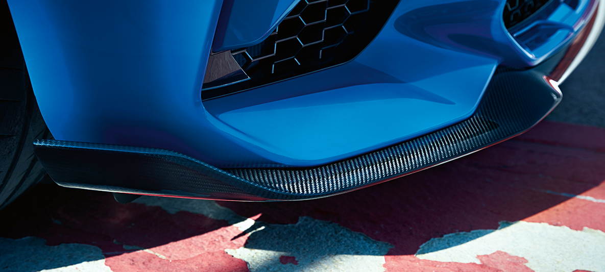 Передний сплиттер BMW M2 CS F87 Передний сплиттер BMW M2 CS F87 цвета Синий Мизано (металлик), крупный план