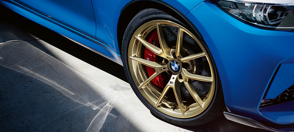 19-дюймовые легкосплавные диски M V-spoke 763 M Gold (матовые) модели BMW M2 CS F87 19-дюймовые легкосплавные диски M V-spoke 763 M Gold (матовые) модели BMW M2 CS F87 цвета Синий Мизано (металлик), крупный план
